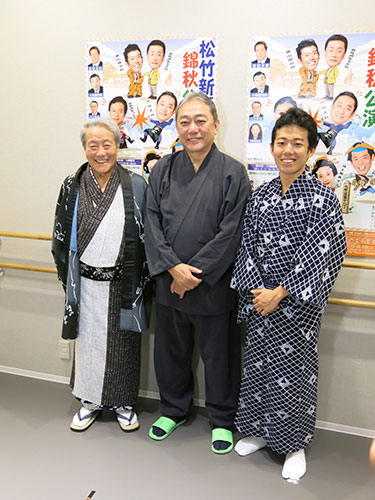会見で笑顔をみせる（左から）高田次郎、渋谷天外、藤山扇治郎
