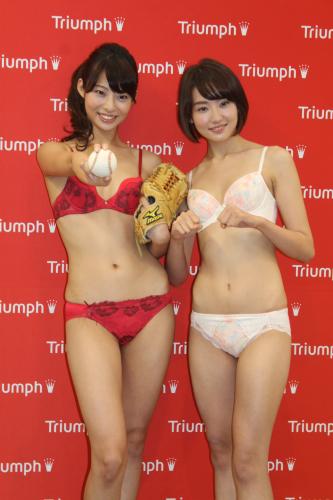 トリンプイメージガールに選ばれた永田レイナ（左）と鎌滝えり。永田はグラブを持参して野球愛をアピール