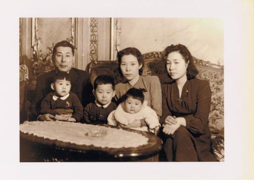 杉原千畝さんと家族。後列中央が幸子夫人＝１９４１年（「ＮＰＯ杉原千畝命のビザ」提供）