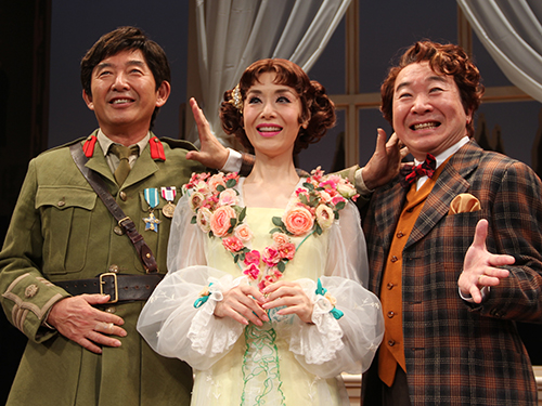 舞台「夫が多すぎて」に出演する（左から）石田純一、大地真央、中村梅雀