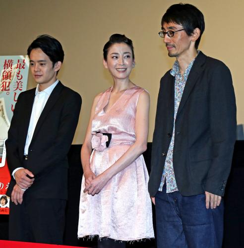 吉田大八監督（右）、池松壮亮と映画「紙の月」の舞台あいさつをする宮沢りえ（10月26日）
