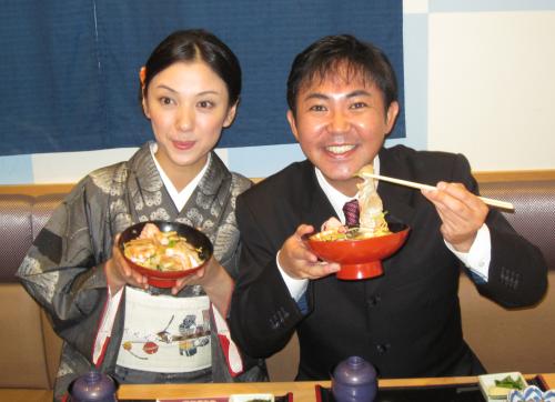仲良く料理を食べる林家三平と国分佐智子夫妻