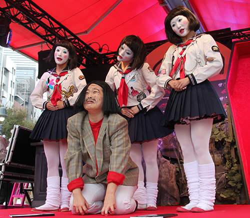 レノボ「ＳＨＩＢＵＹＡ　ＨＡＬＬＯＷＥＥＮ　２０１４」オープニングＰＲイベントで日本エレキテル連合の姿をしてパフォーマンスを披露した東京ゲゲゲイ