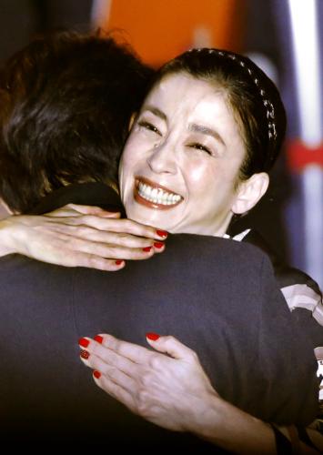 第27回東京国際映画祭の授賞式で最優秀女優賞に選ばれ、吉田大八監督と抱き合って喜ぶ宮沢りえ
