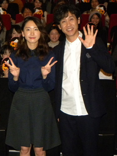 大阪市内で舞台あいさつした新垣結衣（左）と大泉洋