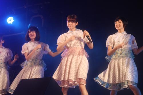 ライブを盛り上げる乃木坂４６の（左から）生田絵梨花、松村沙友理、生駒里奈。松村の表情はどこか硬い印象