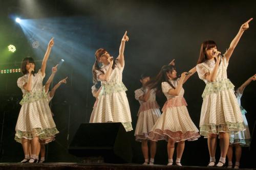 早稲田祭で熱唱する乃木坂４６（前列左から）生田絵梨花、白石麻衣、西野七瀬
