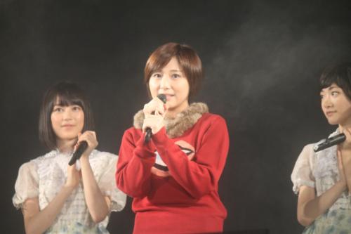 ７月に乃木坂を卒業した現役早大生の市來玲奈さんもステージへ上がりあいさつ。左は生田絵梨花、右は生駒里奈