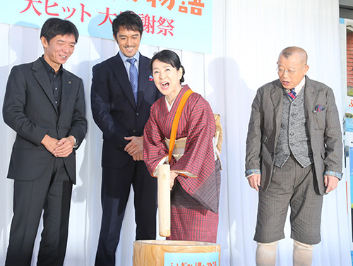 大ヒット感謝で餅つきをする吉永小百合と笑顔で見つめる（左から）成島出監督、阿部寛、笑福亭鶴瓶