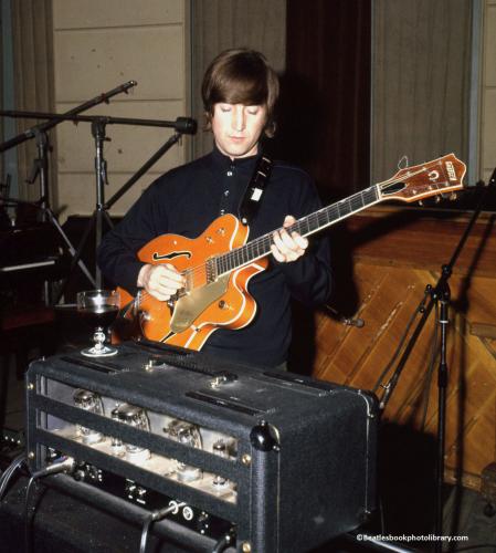 ロンドンのスタジオで、今回競売に掛けられるギターを弾くジョン・レノン＝１９６６年（トラックス・オークション提供・共同）