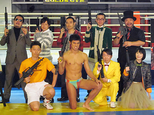 機関銃を持って映画「サボタージュ」をＰＲする小島よしお（前列左から２人目）やダンディ坂野（同３人目）ら