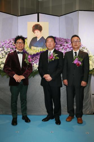 島倉千代子さんの写真を背に思い出を振り返る（左から）南こうせつ、徳光和夫アナ、田勢康弘氏