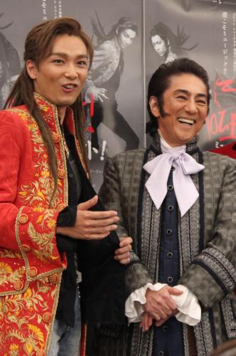ミュージカル「モーツァルト！」初日会見で笑顔を見せる主演の井上芳雄（左）と市村正親