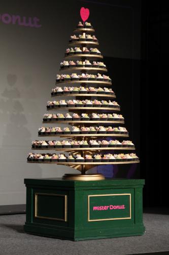 「ミスタードーナツ　クリスマス限定　Ｎ．Ｙ．カップケーキ」ＣＭ発表会でお披露目された高さ１・８メートルのケーキタワー
