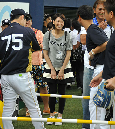 ちょっとふっくら？８月にプロ野球オリックスのベンチにあいさつに訪れた浅尾