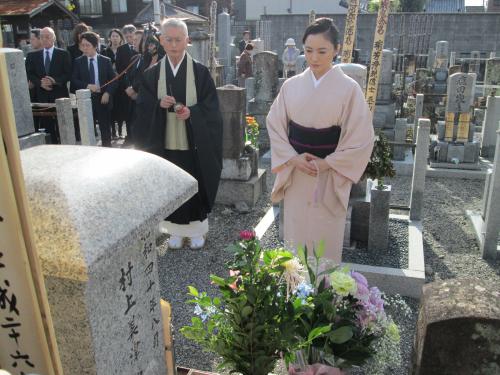 故森光子さんの墓を参り「放浪記」再演を報告する仲間由紀恵