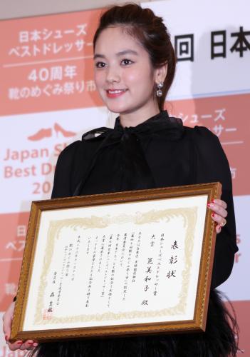 シューズベストドレッサー賞に選出され、笑みを見せる筧美和子