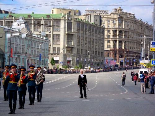 モスクワ市内で「音楽による平和」をアピールした内田裕也。パレードと遭遇する一幕も