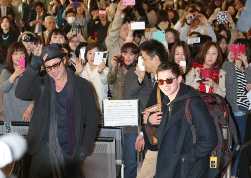 多くのファンが待ち受ける中、羽田空港に到着したブラッド・ピット（左）とローガン・ラーマン