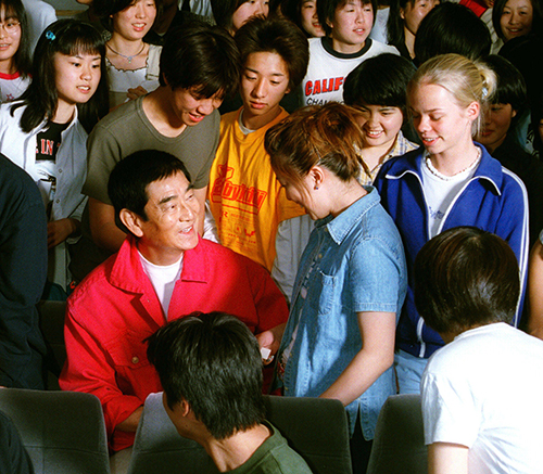 映画「ホタル」の高校生試写会で生徒に笑顔の高倉健さん（２００１年６月撮影）