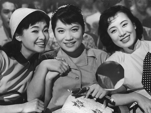 「三人娘」の（左から）女優・雪村いづみ、江利チエミ、歌手・美空ひばり