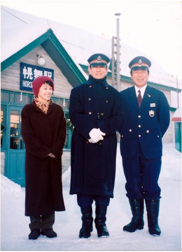 ９９年１月　映画「鉄道員」のロケに臨む（左から）大竹しのぶ、高倉健さん、小林稔侍