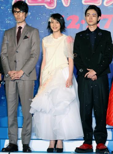 「海月姫」試写会にクラゲをイメージしたドレスで登場した能年玲奈（中）。右は菅田将暉