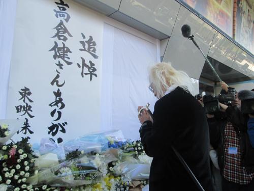 東京・丸の内ＴＯＥＩ前に設置された、高倉健さんの献花台に手を合わせる内田裕
