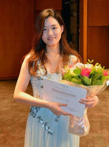 20日、パリで行われたロン・ティボー・クレスパン国際音楽コンクールで２位に入り花束を手にする青木尚佳さん