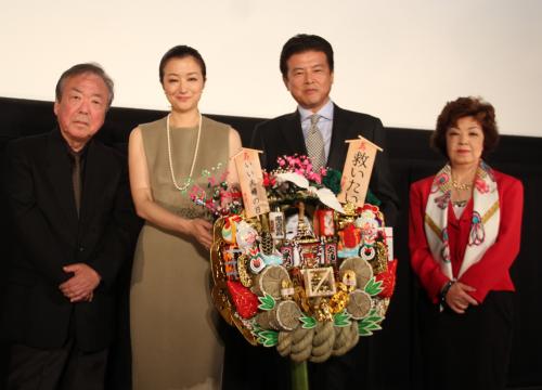 映画「救いたい」初日舞台あいさつに出席した（左から）神山征二郎監督、鈴木京香、三浦友和、原作者の川島隆枝さん