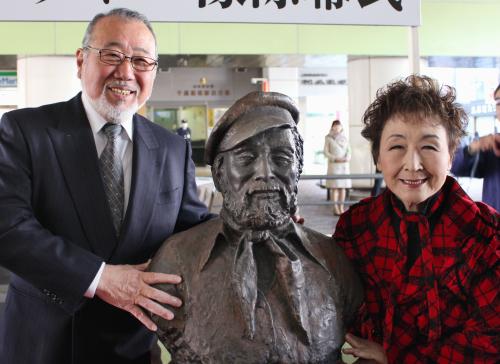 【画像・写真】森繁久弥さんの彫像、世田谷区に設置　高倉健さんと命日同じ…