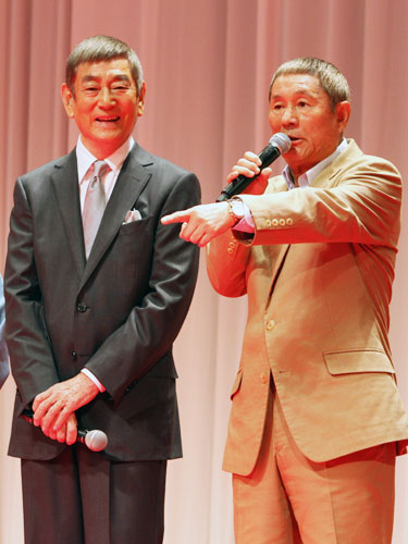 １２年「あなたへ」の試写会での高倉健さん（左）とビートたけし