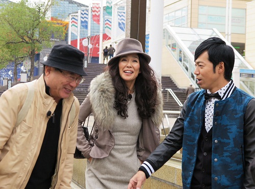 ロケの合間に笑顔を見せる（右から）東貴博、萬田久子、前田吟
