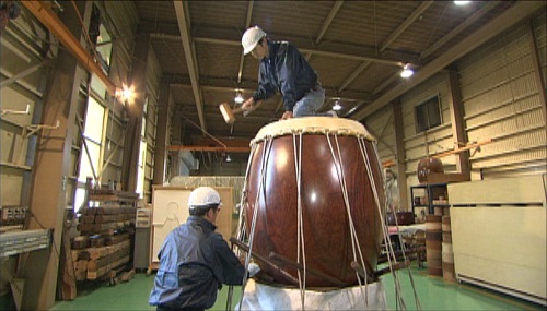 樹齢２００年、重さ９トンもの丸太を加工して和太鼓を作る様子