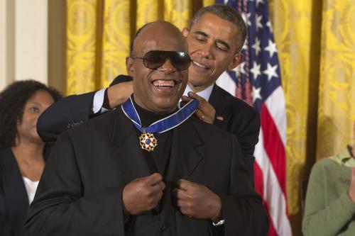 スティービー・ワンダーに勲章を授与するオバマ大統領（ＡＰ）