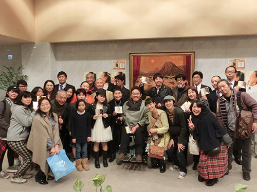 来場した観客と一緒に記念撮影する佐藤ひらり（写真中央）