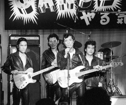 キャロル時代のジョニー大倉さん（左端）。手前中央は矢沢永吉さん＝１９７４年９月、東京都内