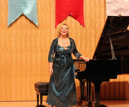 【画像・写真】トルコの名音楽家ギュルスィン・オナイ来日　大阪でコンサート開く