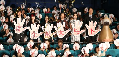 フォトセッションでポーズをとる（左から）山崎貴監督、余貴美子、深津絵里、染谷将太、橋本愛、東出昌大、ミギー