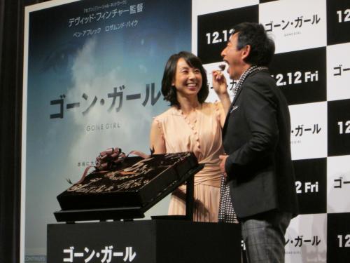 映画「ゴーン・ガール」のイベントで、結婚５周年を祝したケーキを石田純一に食べさせる東尾理子