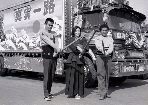 「トラック野郎　男一匹桃次郎」に出演した（左から）菅原文太さん、夏目雅子さん、愛川欽也（１９７７年１１月撮影）
