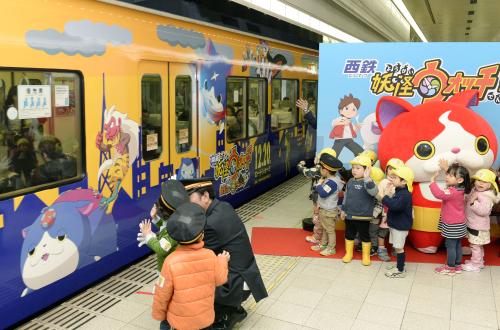 西日本鉄道が運行を始めた「妖怪ウォッチ」のキャラクターをラッピングした電車＝１日午前、福岡市の西鉄福岡駅