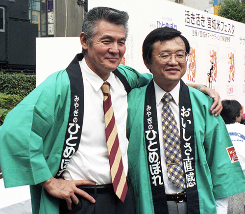 １９９５年１０月、宮城米応援キャンペーンに参加した菅原文太さん。右は浅野宮城県知事（当時）