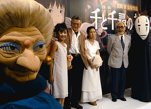 ０１年７月、映画「千と千尋の神隠し」完成披露で宮崎駿監督（右）らと記念撮影に応じる菅原文太さん