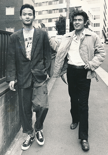 １９８５年１２月、長男の加織さんと散歩する菅原文太さん