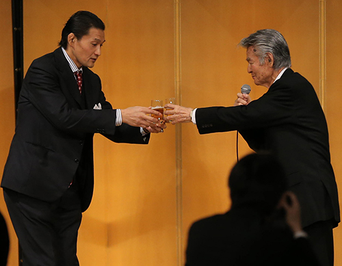 昨年１２月「貴乃花親方相撲人生２５周年を祝う会」で菅原さん（右）と乾杯する貴乃花親方