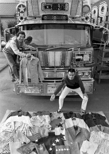 ７８年１１月、「トラック野郎」のロケで愛川欽也（左）と衣装を並べポーズをとる菅原文太さん