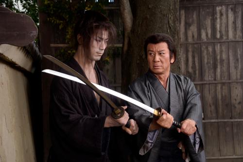 ＥＸＩＬＥの小林直己（左）と刀を合わせる杉良太郎
