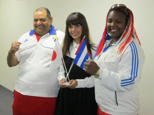 ＳＨＥＩＬＡ（中央）は柔道女子キューバ代表のロナルド・ベイティア監督（左）とイダリス・オルティス選手に囲まれ笑顔