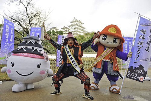 “黒田かんぺい”姿で来年開催される「世界遺産姫路城マラソン」をＰＲした間寛平
